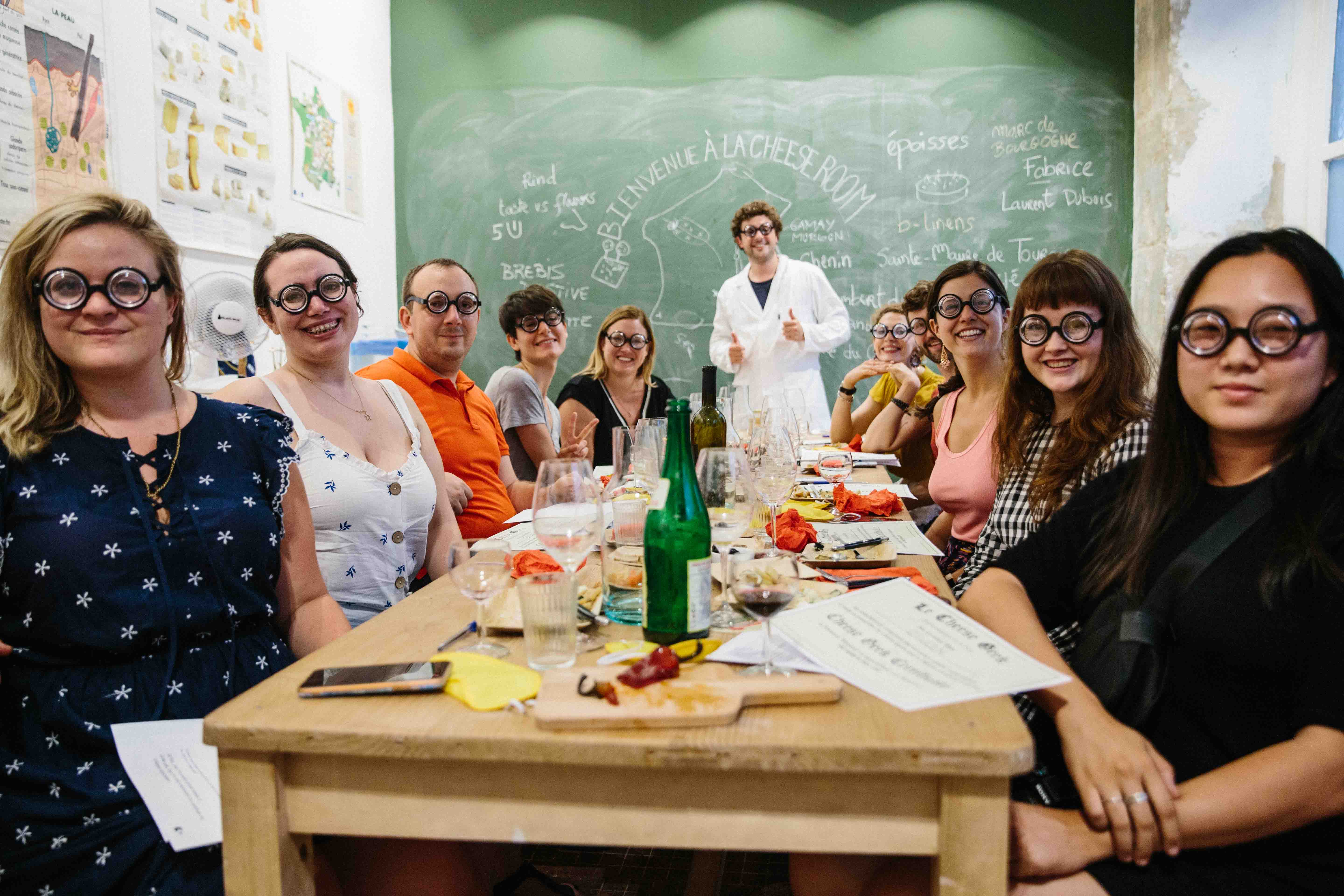 Groupe portant des lunettes de fromager lors d'une animation Cheese Buildings