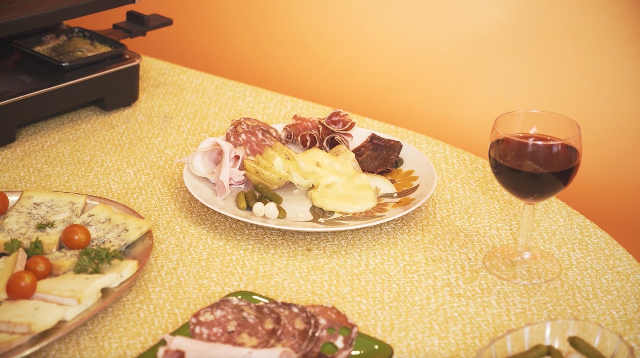Verres de vin blanc et rouge servis avec une raclette