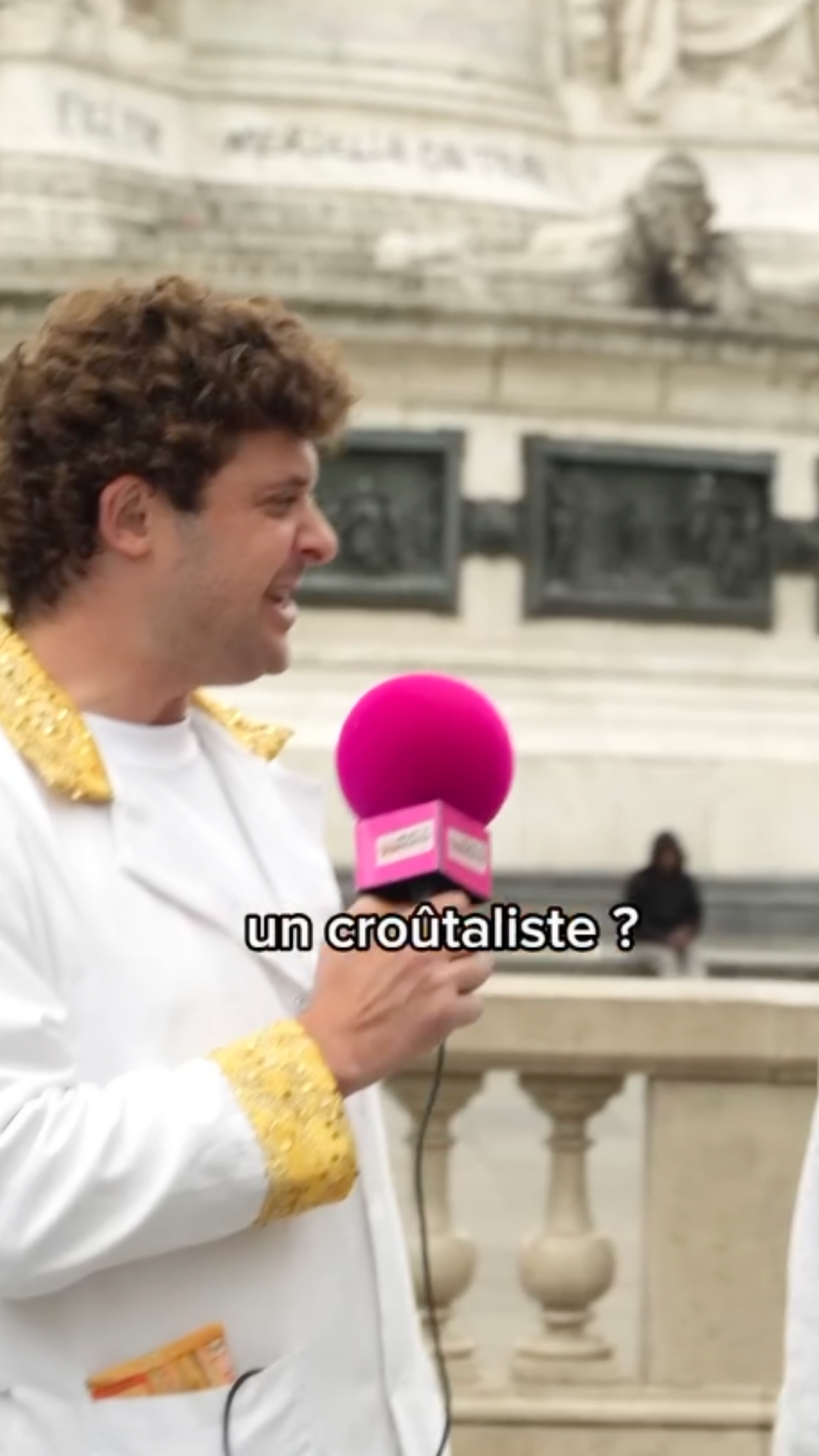 Fabrice en veste blanche, micro à la main, lors d'un micro-trottoir vidéo sur le fromage
