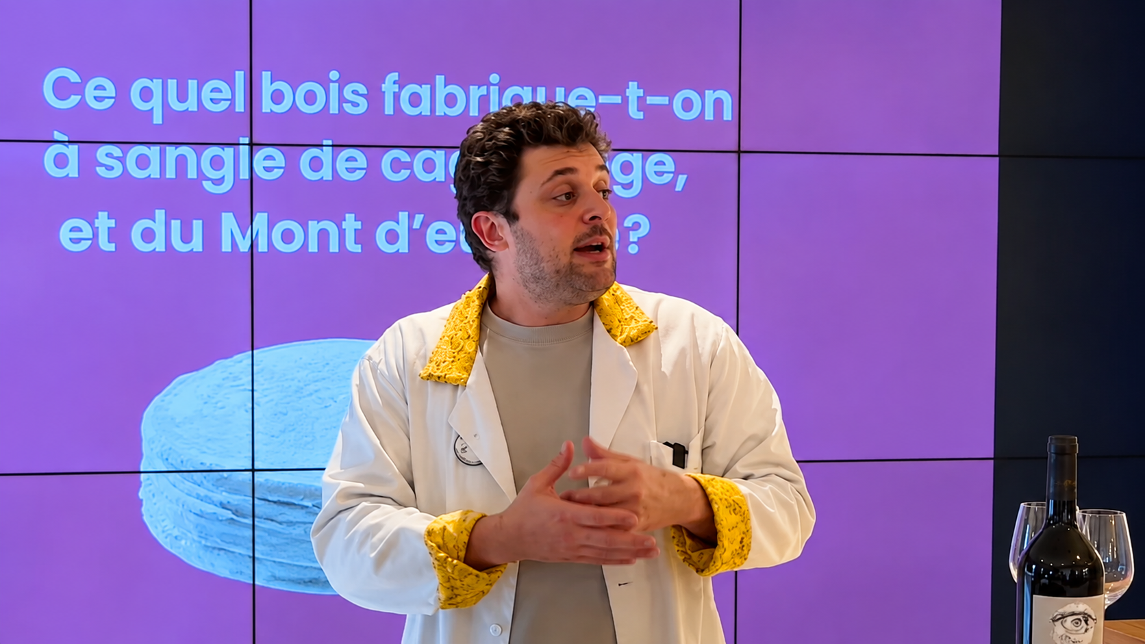 Fabrice présente une question quiz sur un écran violet pour l'activation Baron de Lestac