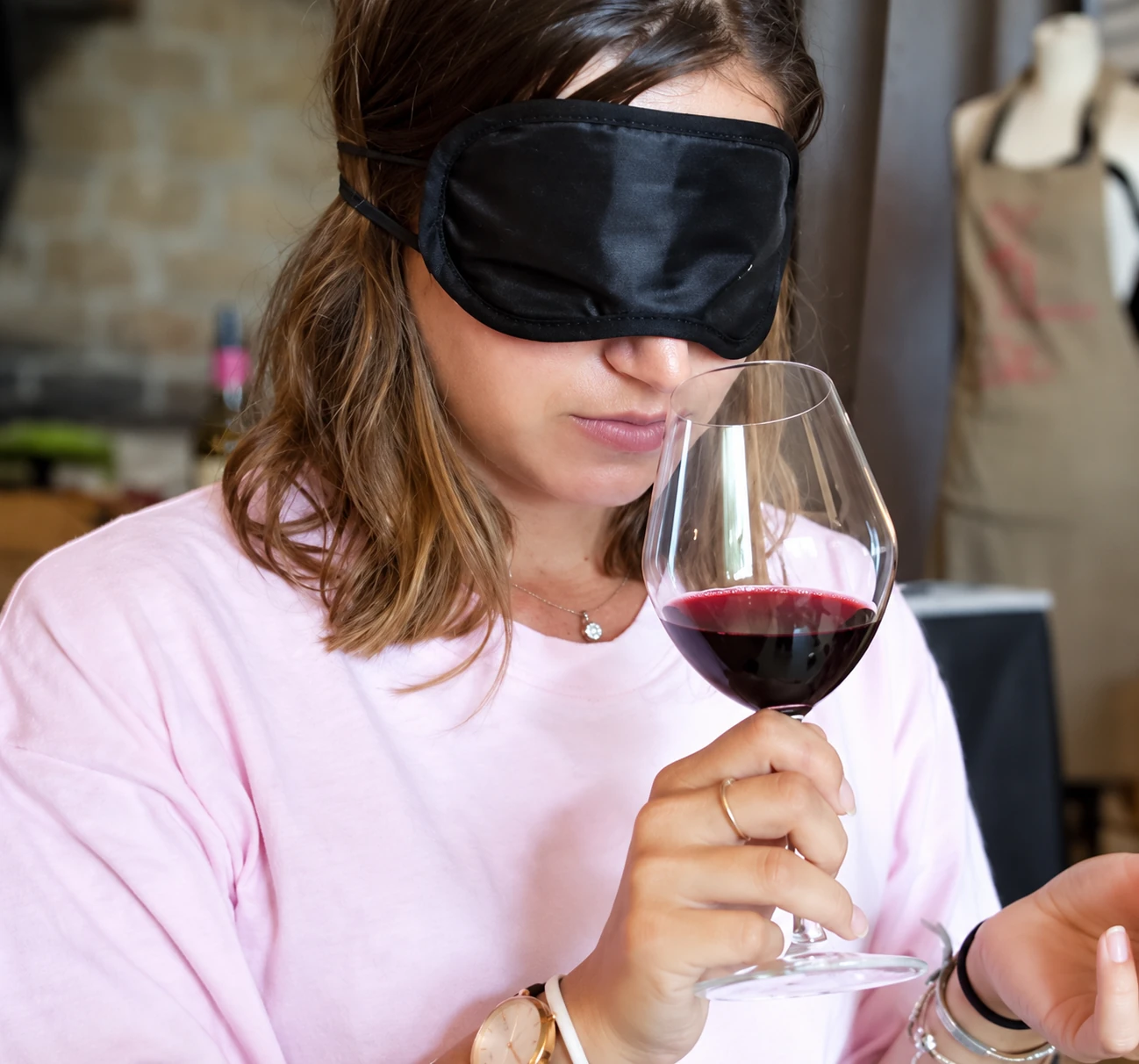 Dégustation de vin à l'aveugle lors d'un stand événementiel Le Cheese Geek
