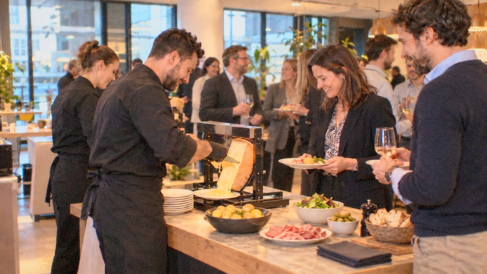 Appareils de Raclette Party installés sur table