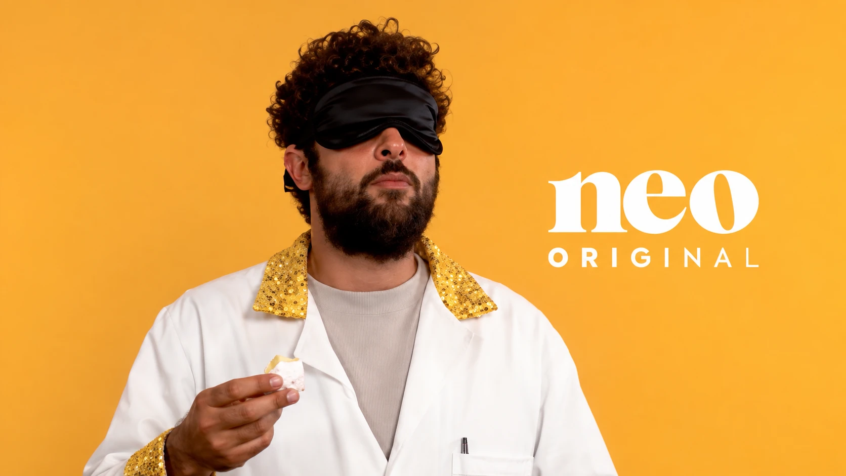 Fabrice en veste blanche, micro à la main, lors d'un micro-trottoir vidéo sur le fromage