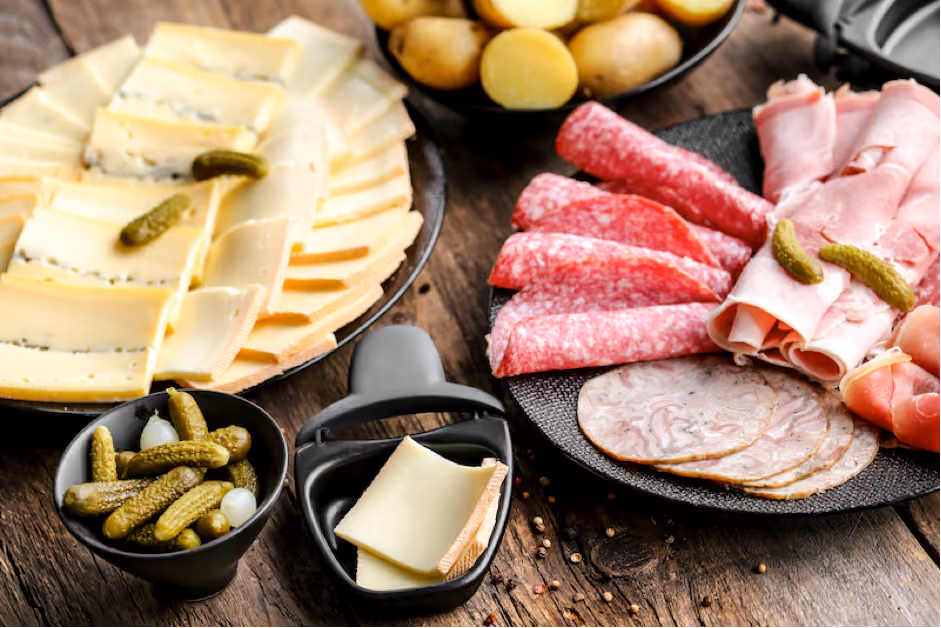 Plateau de charcuterie pour accompagner une raclette