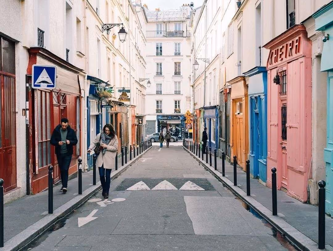 Rue Sainte-Marthe à Paris, façades colorées