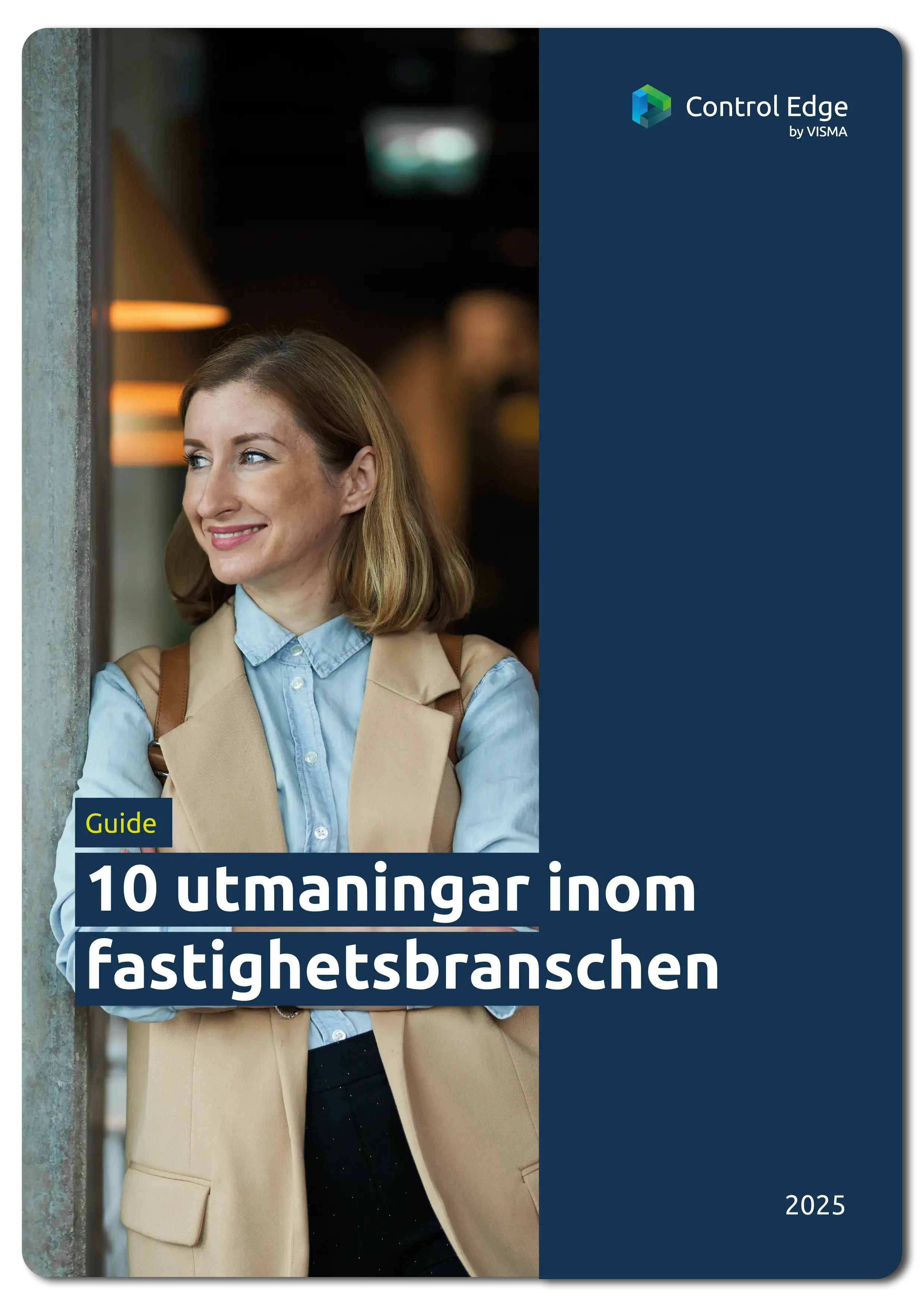 Omslag till guiden 10 utmaningar inom fastighetsbranschen från Control Edge by Visma, med en leende kvinna i beige väst mot en mörkblå bakgrund.