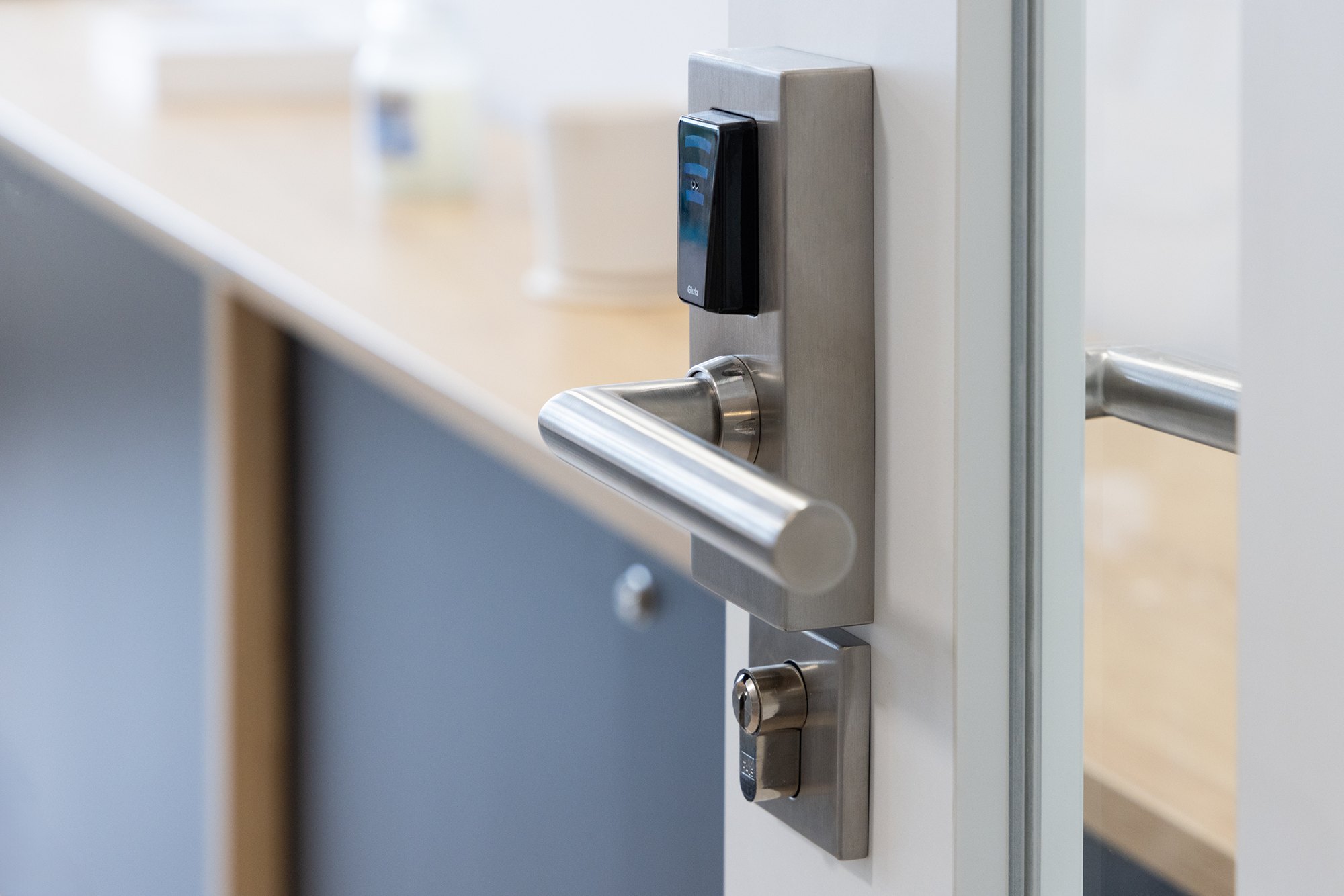 Elektronischer Türbeschlag Glutz eAccess mit Leser an einer Bürotür bei OfficeStars
