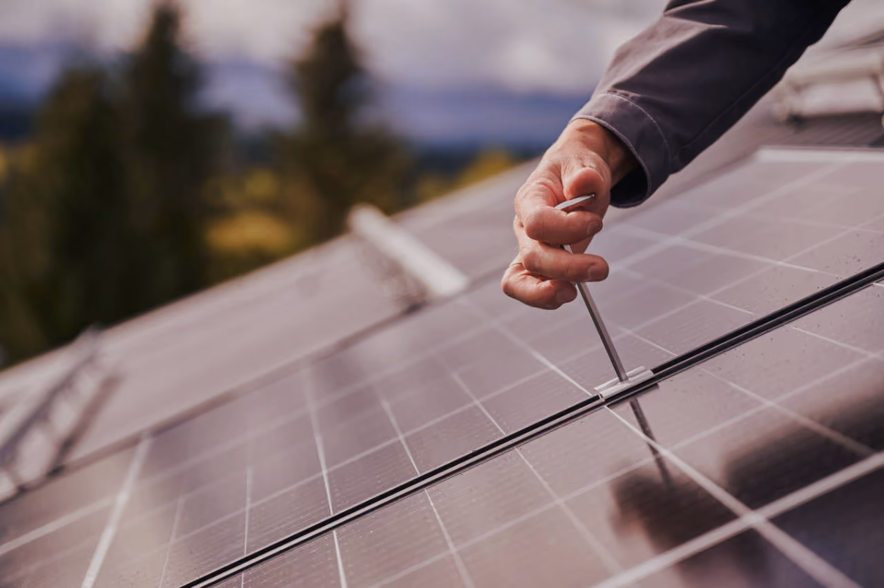 Fachkraft kontrolliert die Oberfläche eines Solarmoduls