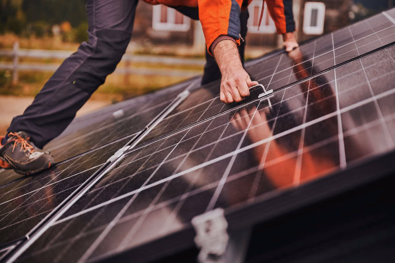 Monteur arbeitet an einem Solarmodul einer Photovoltaikanlage