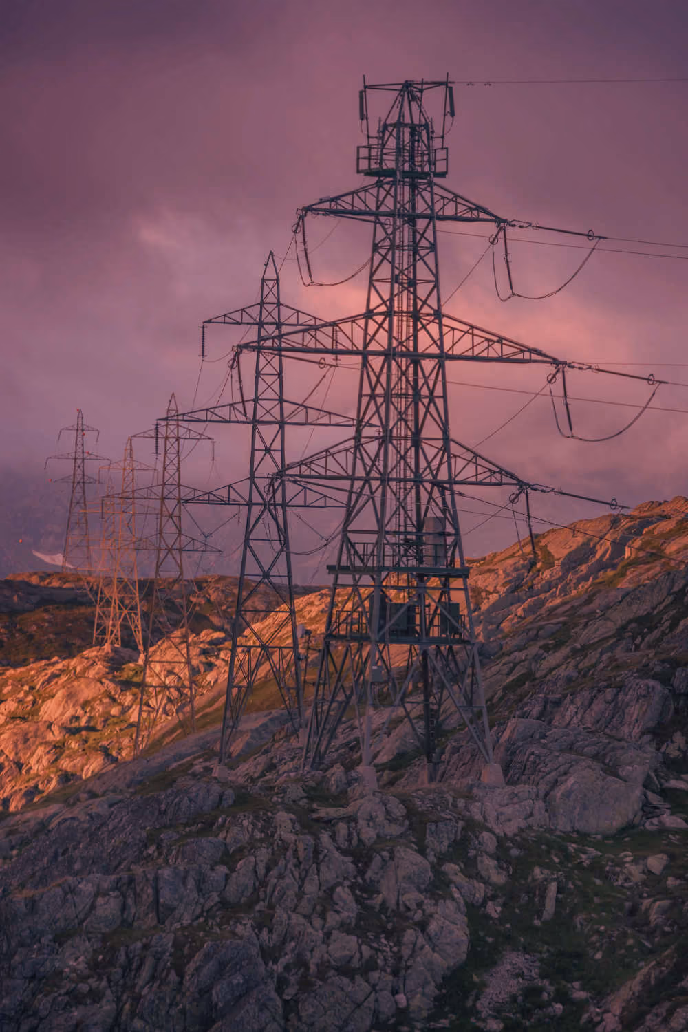 Hochspannungsmasten und Freileitungen für die Übertragung elektrischer Energie
