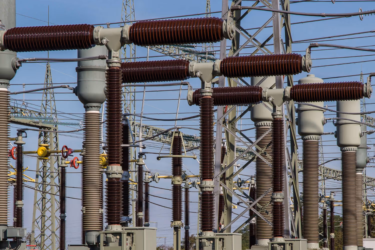 Elektrische Komponenten einer Hochspannungsanlage