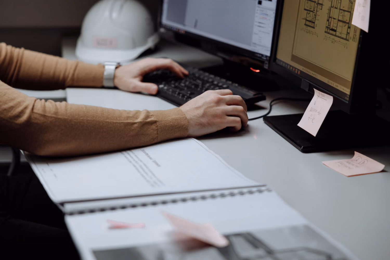Ingenieur bei der technischen Planung am Arbeitsplatz