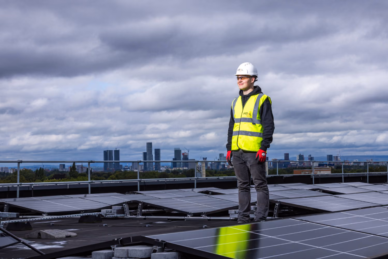 Techniker auf einer großflächigen Photovoltaikanlage