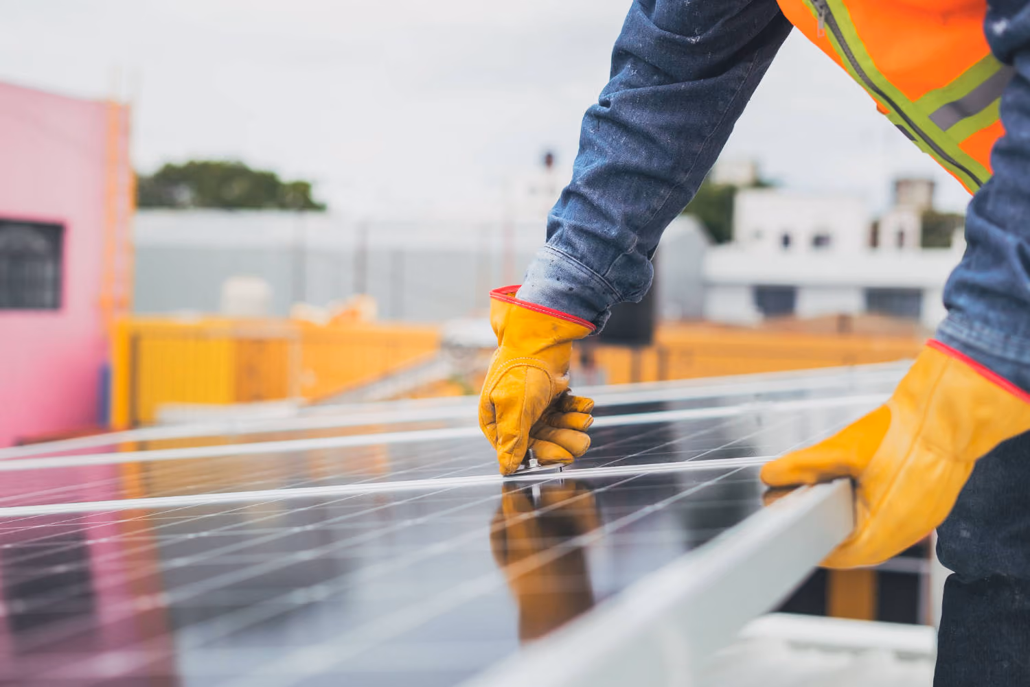 Techniker bei Arbeiten an einer Photovoltaikanlage