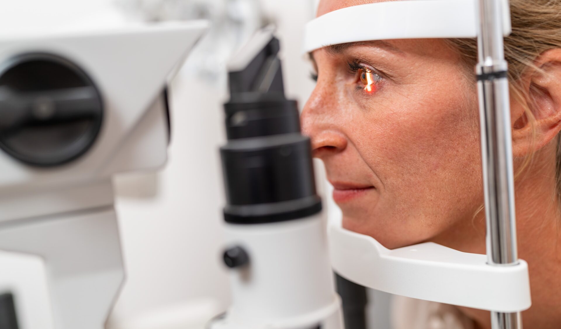Diagnosing Dry Eye: Symptoms, Staining, Tear Tests, and Eyelid-Gland Evaluation