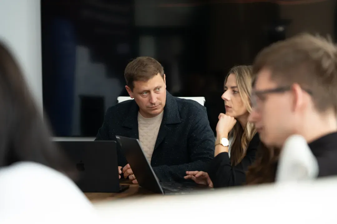 Tím ROIVIS pri práci na notebookoch