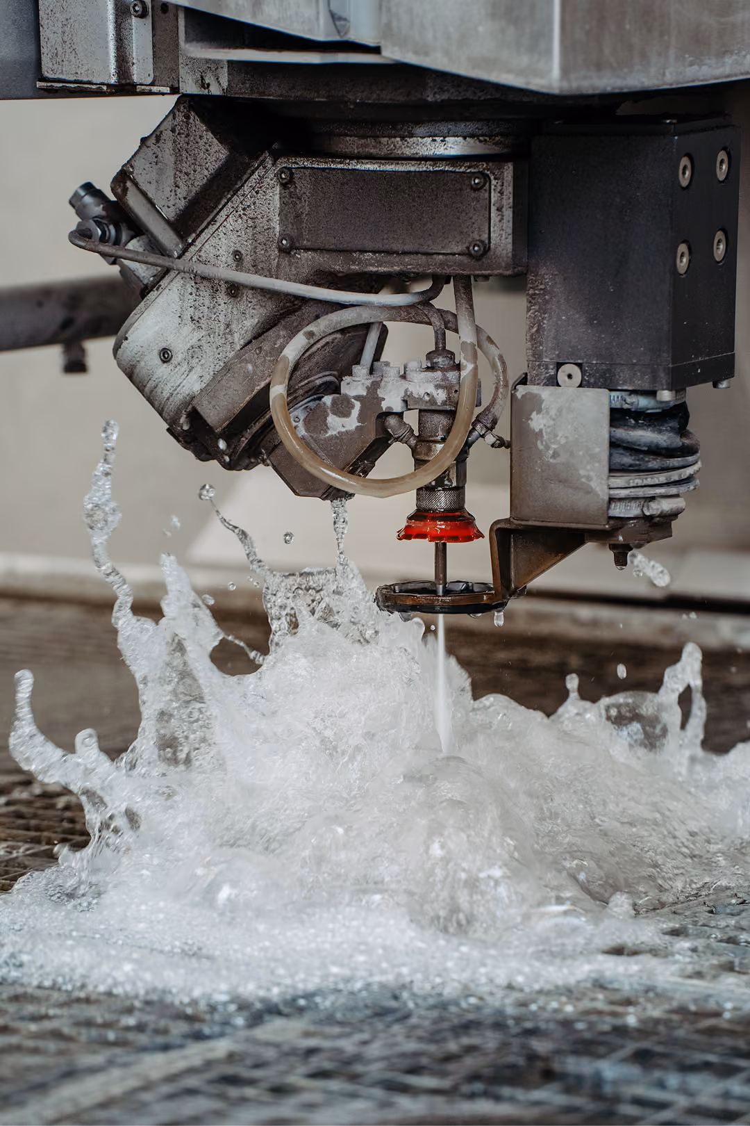 Nahaufnahme einer CNC-Maschine, die Wasser auf das Werkstück spritzt, um es während des Fräsens zu kühlen.