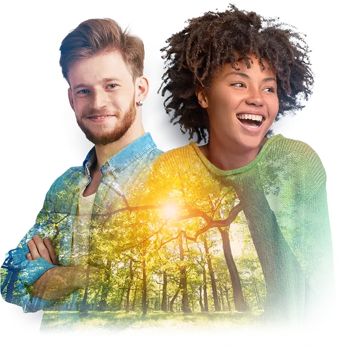Jeune homme et jeune femme souriants, en double exposition avec une forêt ensoleillée