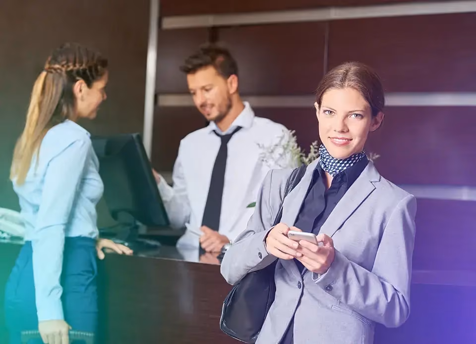 Trois collègues en discussion à l'accueil d'une entreprise