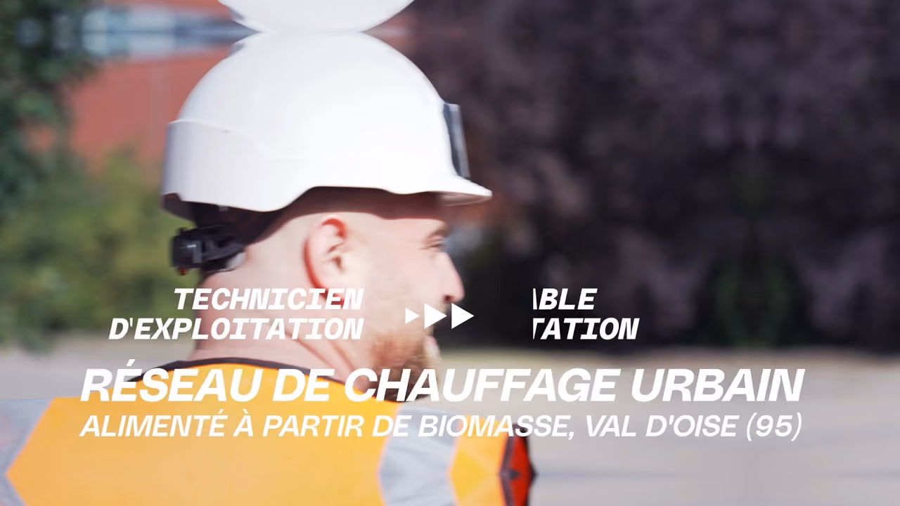 Technicien d'exploitation casqué sur un réseau de chauffage urbain alimenté à partir de biomasse