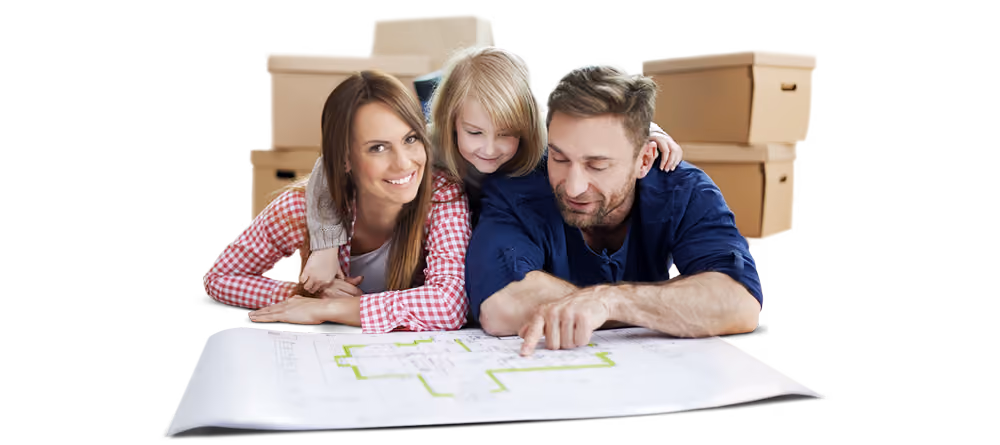 Familie beim Betrachten eines Bauplans