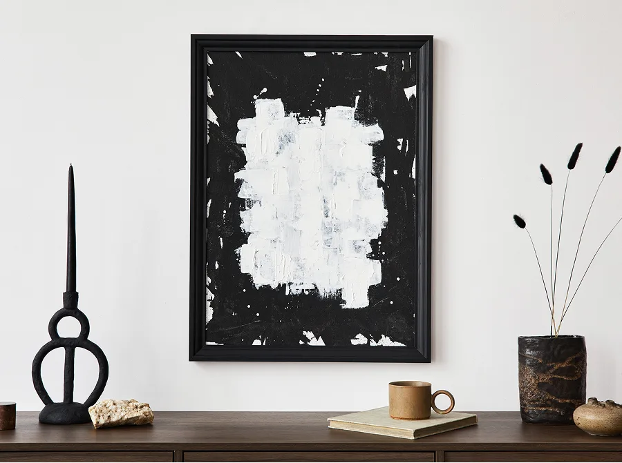Opere d’arte astratta contemporanea integrate nell’arredo residenziale
