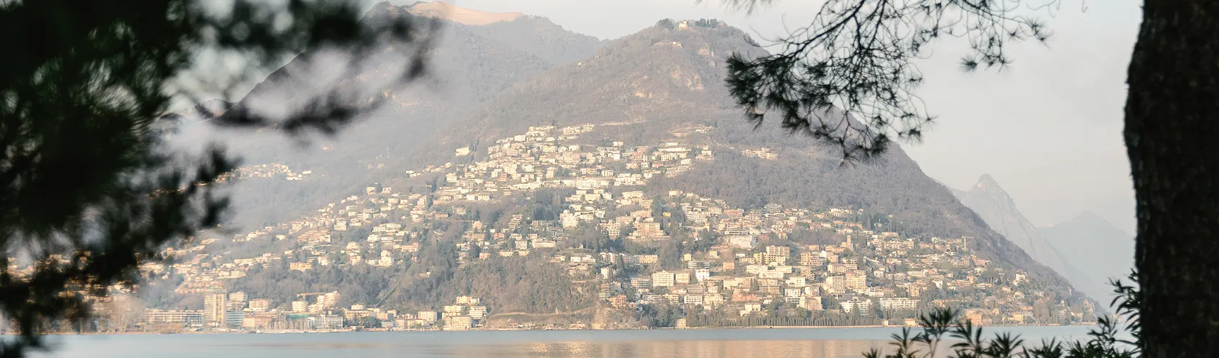 Vista sul lago dalla galleria d’arte contemporanea B&B Fine Art a Lugano Paradiso