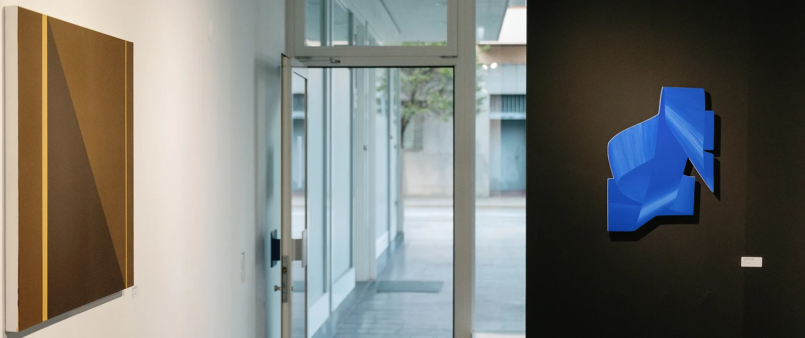 Interno della galleria d’arte contemporanea a Lugano con opere astratte esposte.