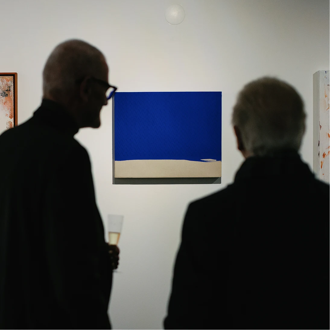 Allestimento mostra arte astratta contemporanea con diciotto opere geometriche in galleria.