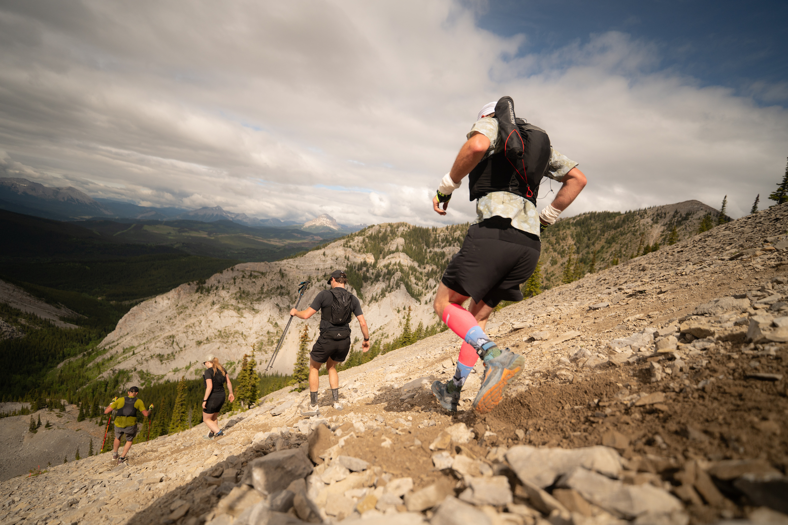 Runners on steep descent