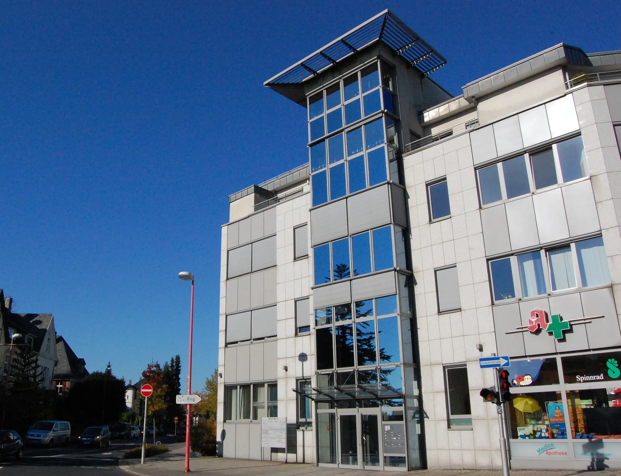 Praxisgebäude des MVZ Urologie Velbert an der Offerstraße 29, Eingang links neben der Medico Apotheke