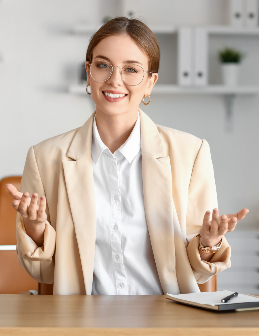 Conseillère en assurance construction à son bureau