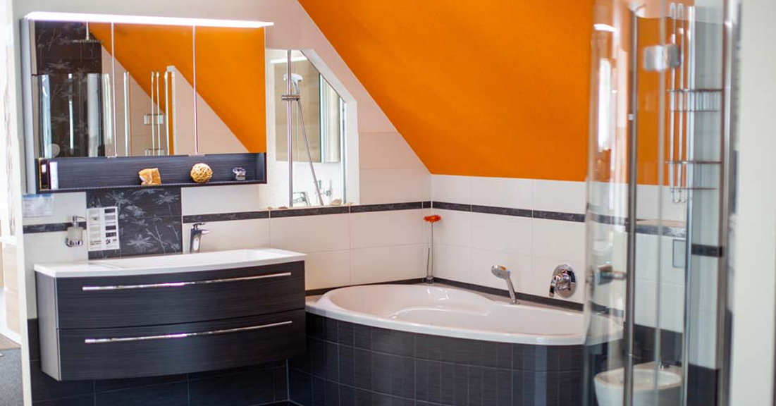 Modern gestaltetes Badezimmer