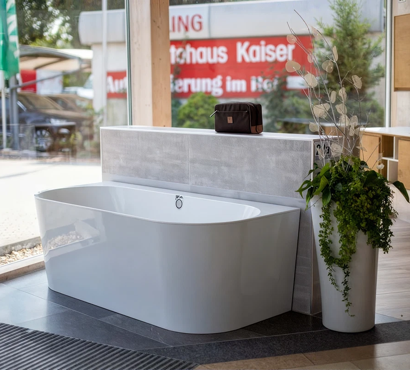 Freistehende Badewanne in der Ausstellung