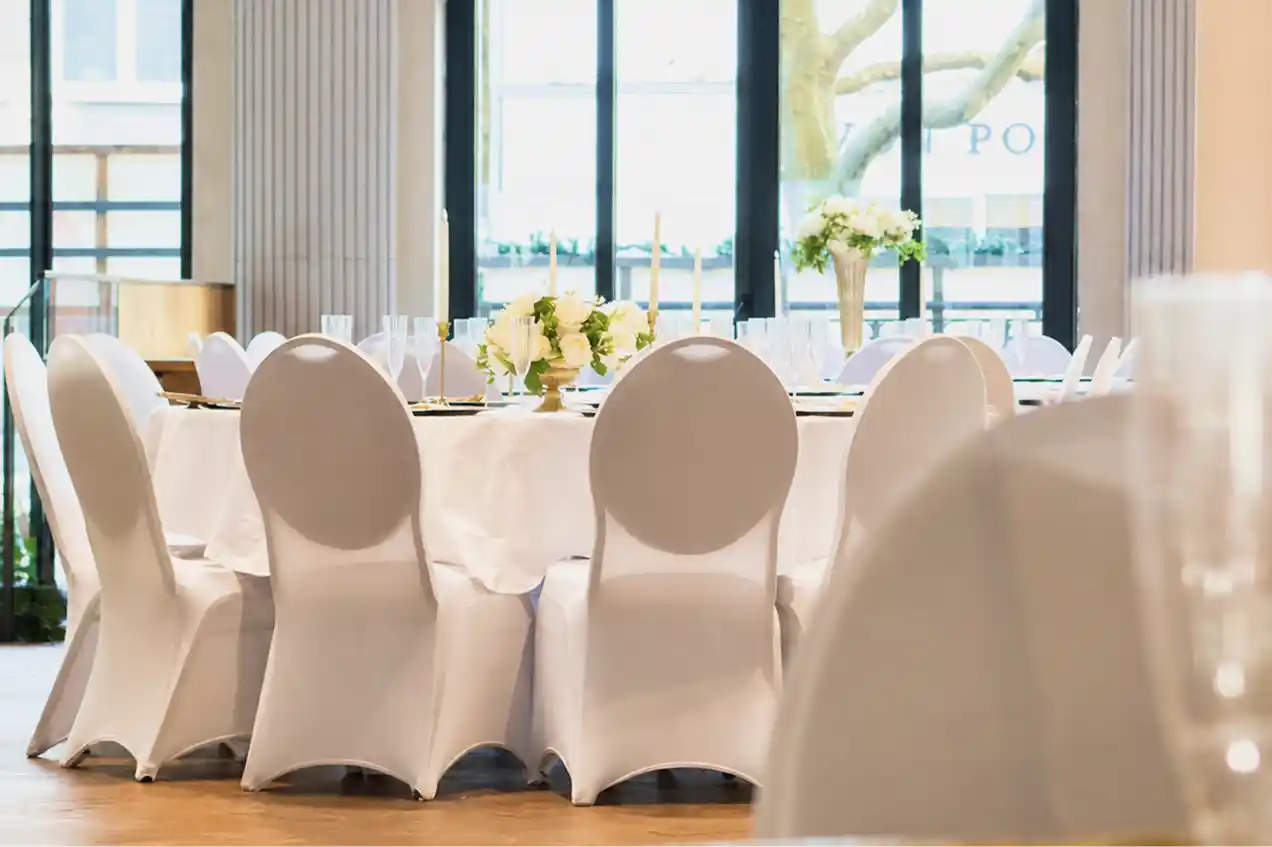 Festlich gedeckter Hochzeitstisch im Fireplace Aachen