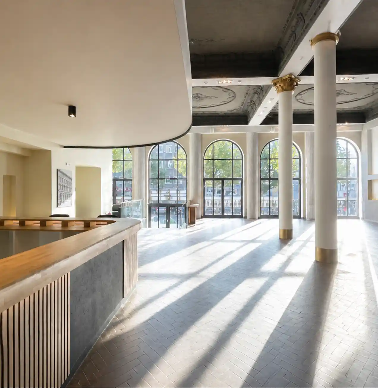 Lichtdurchfluteter Säulensaal mit Theke im Fireplace Aachen
