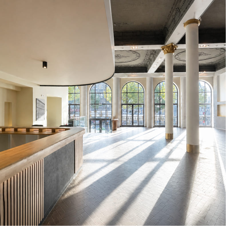 Bankettsaal mit Rundbogenfenstern und Säulen im Fireplace Aachen
