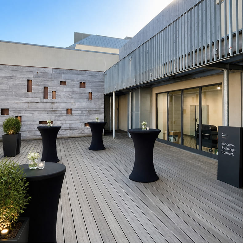 Terrasse des Fireplace Aachen mit Stehtischen