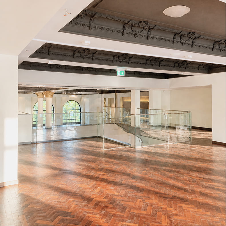 Raum Aachen mit Holzboden und historischer Stuckdecke