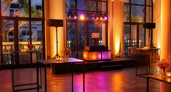 DJ- und Lichttechnik im Bankettsaal des Fireplace Aachen