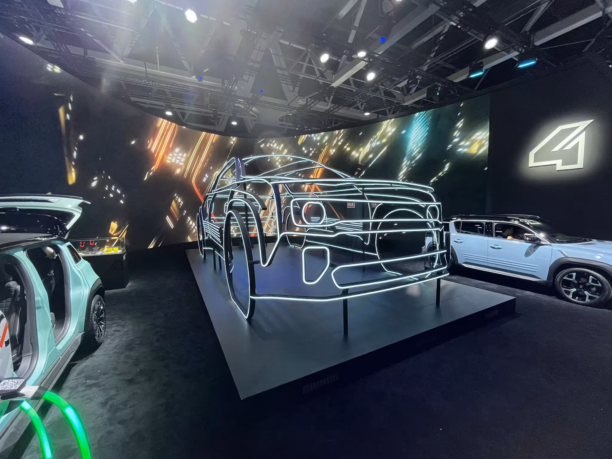 Begehbare 3D-gedruckte Fahrzeugsilhouette mit LED-Lichtband auf einer Messe