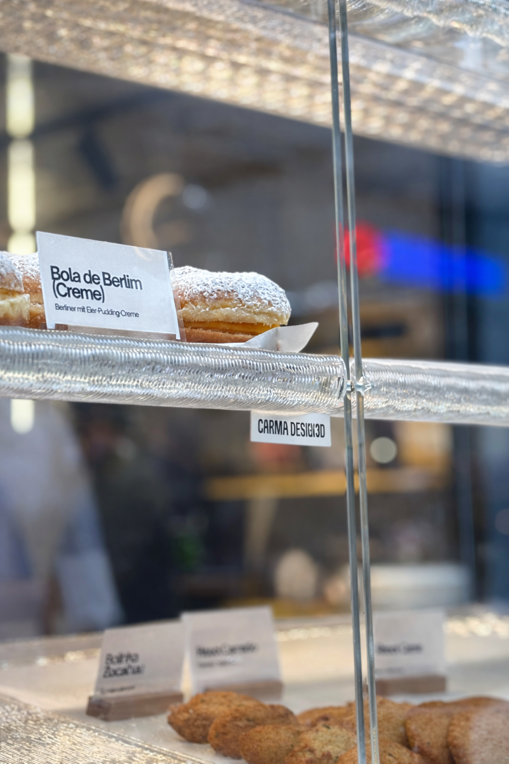 3D-gedruckte Präsentationsflächen in der Auslage einer Bäckerei in Stuttgart