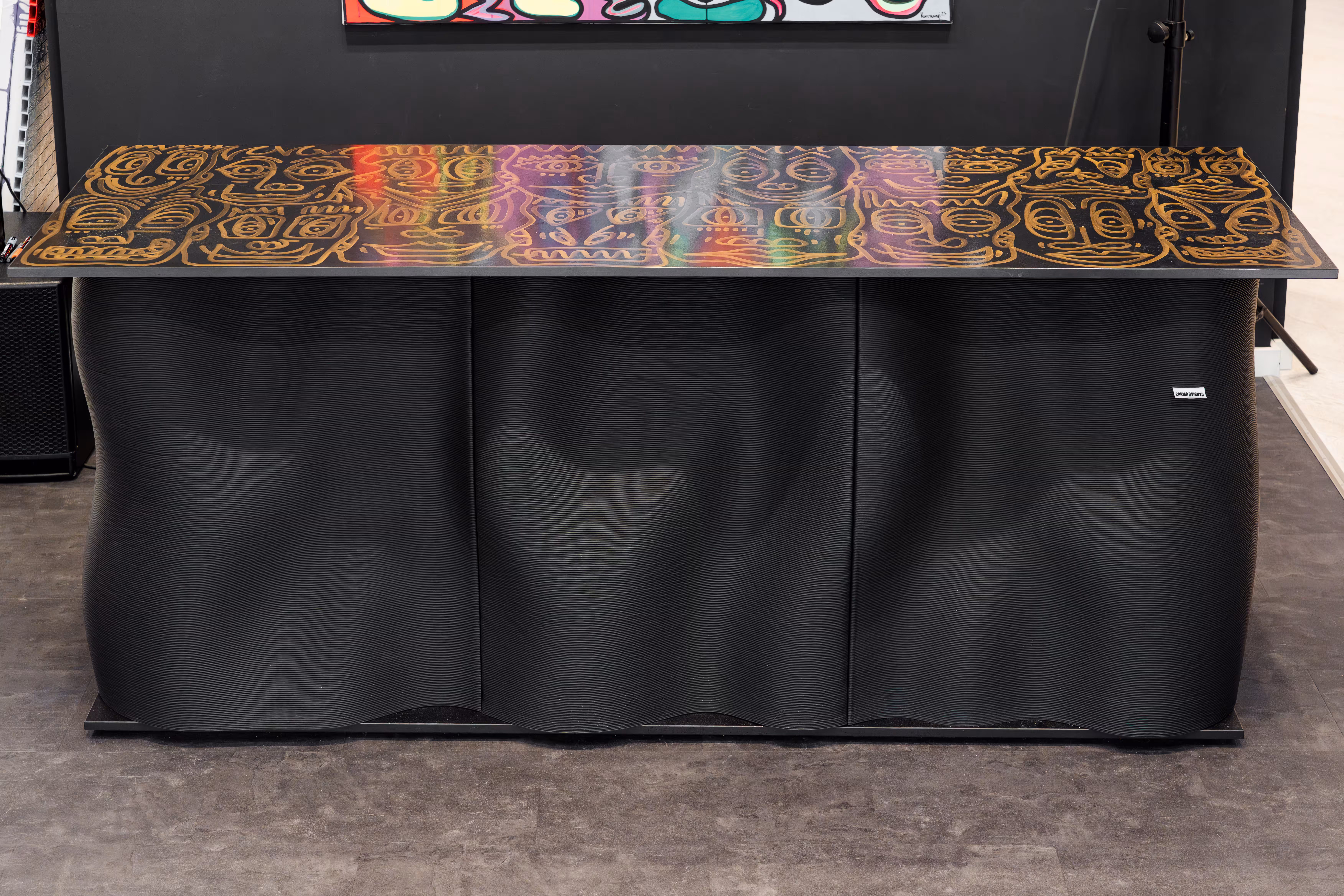 3D-gedruckte Theke aus recyceltem Kunststoff mit Eichenplatte