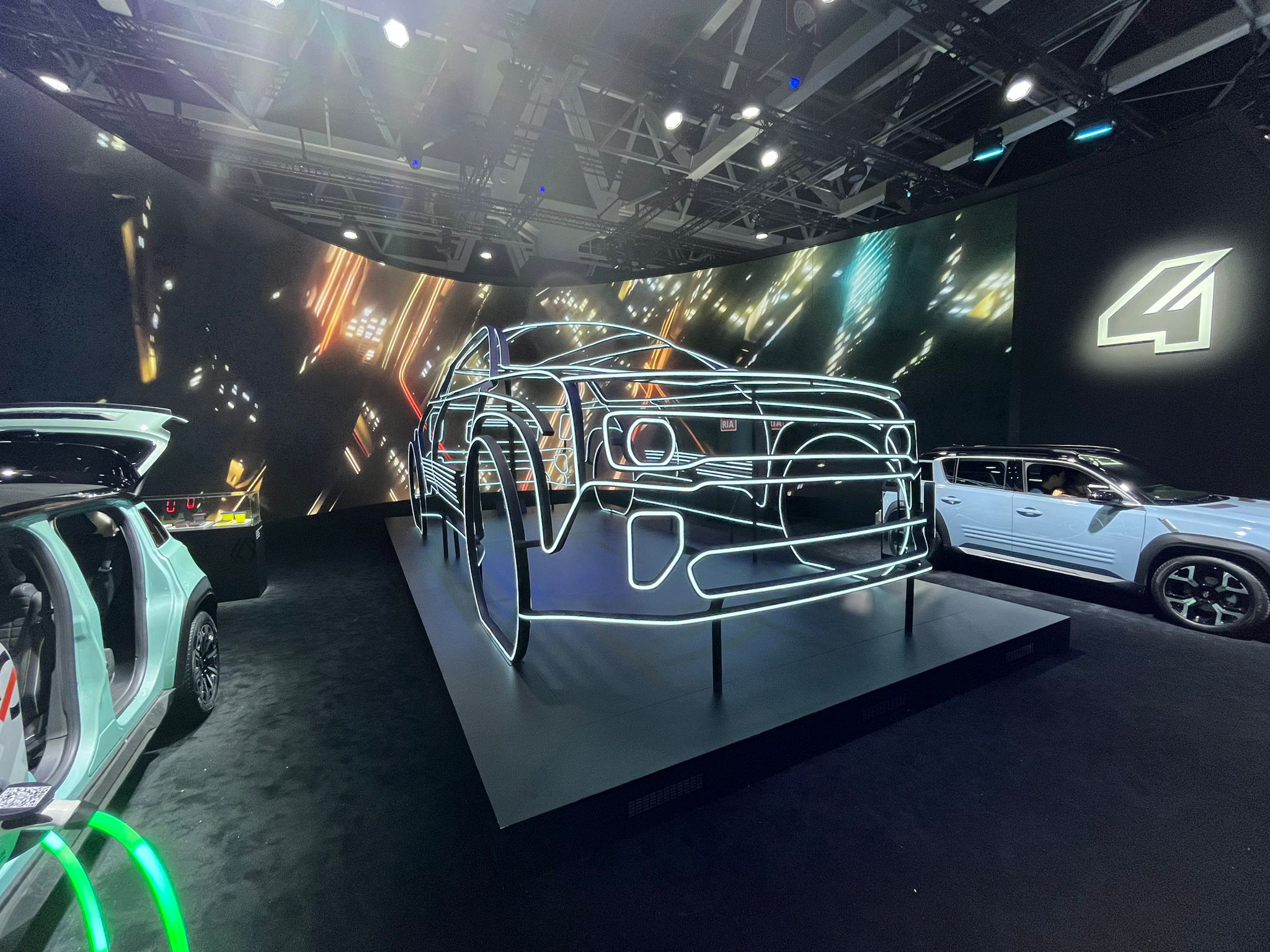 Begehbare 3D-gedruckte Fahrzeugsilhouette mit LED-Lichtband auf einer Messe