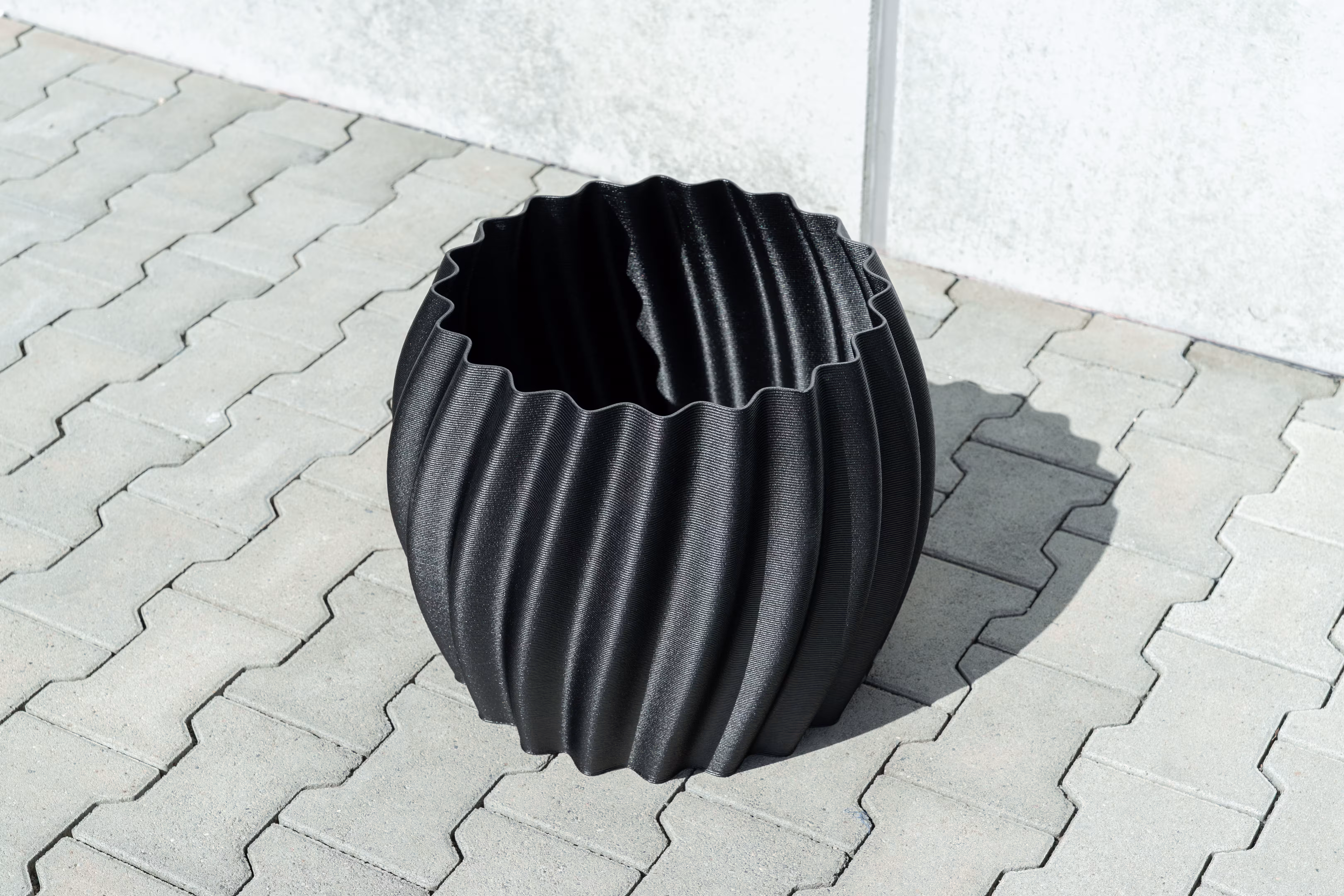 3D-gedruckter Pflanzkübel aus recyceltem Kunststoff für den Außenbereich