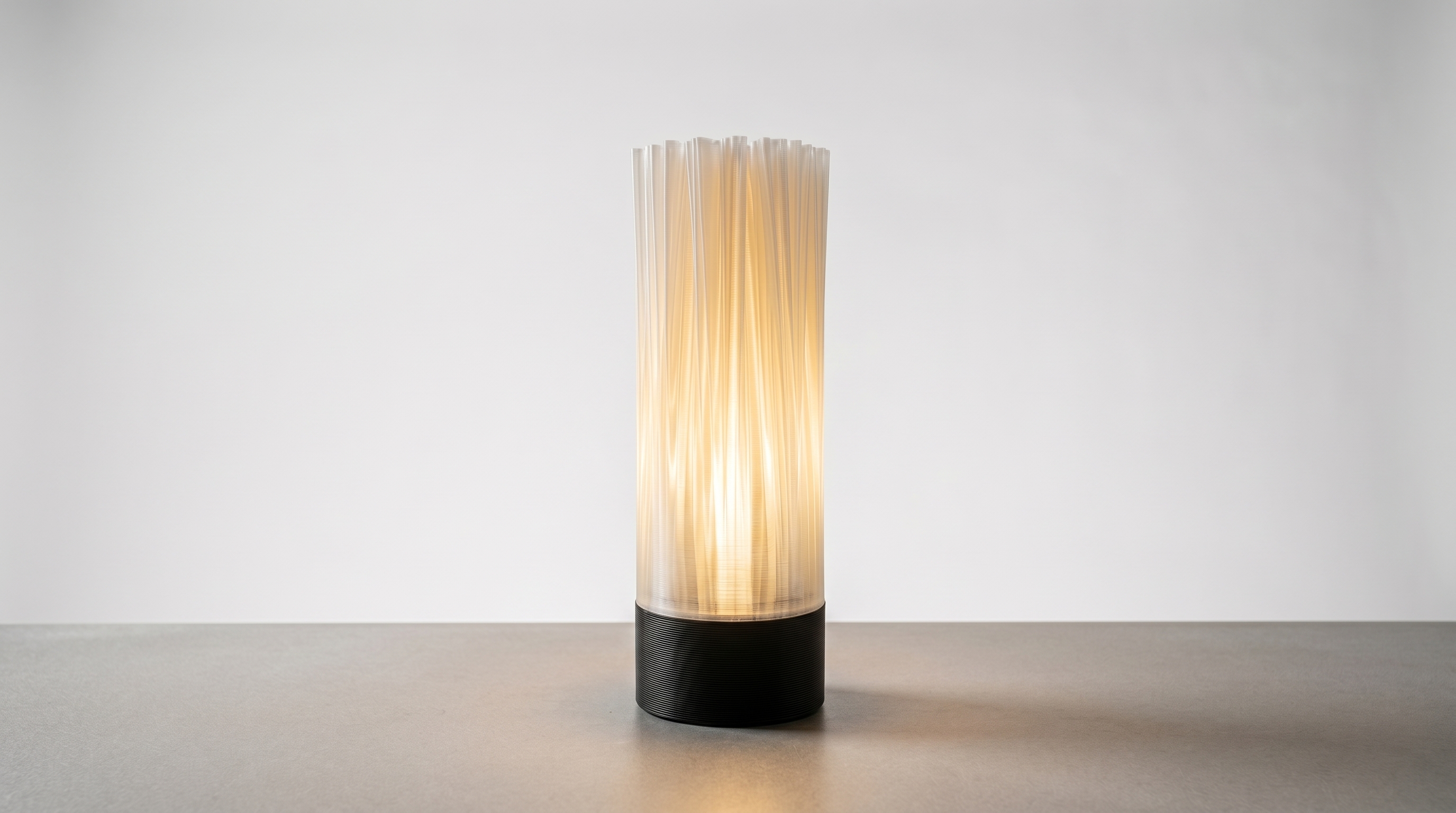 Stehleuchte ORGANIS aus recyceltem Kunststoff im 3D-Druck