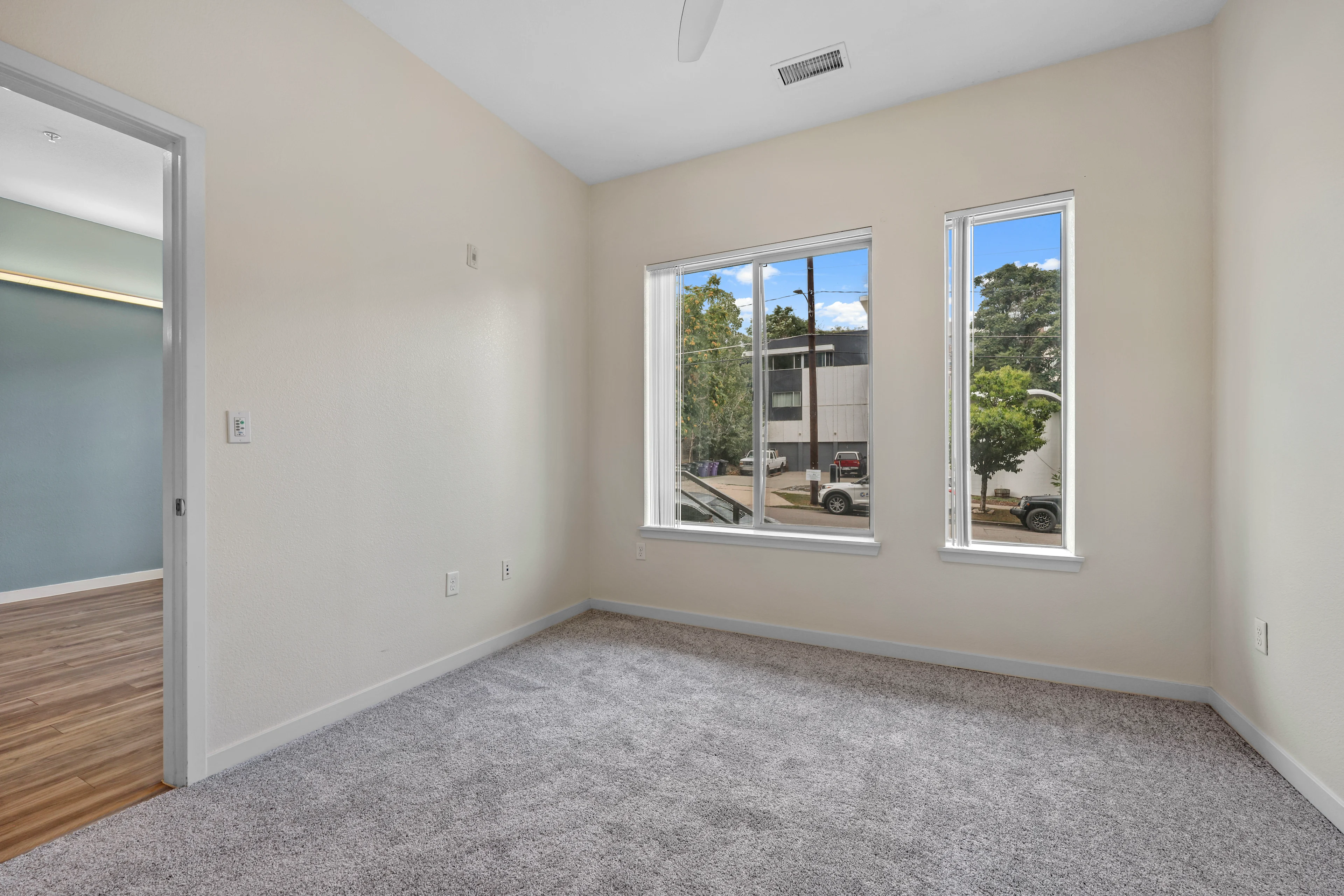 empty carpeted bedroom