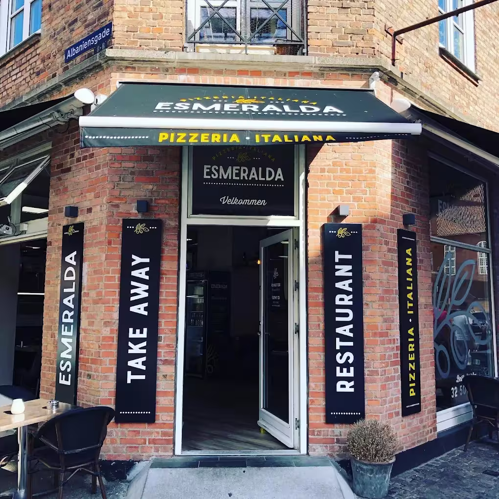 Indgangen til Esmeralda Pizza & Restaurant på Albaniensgade 6, tæt på Amager Bio og Lergravsparken St