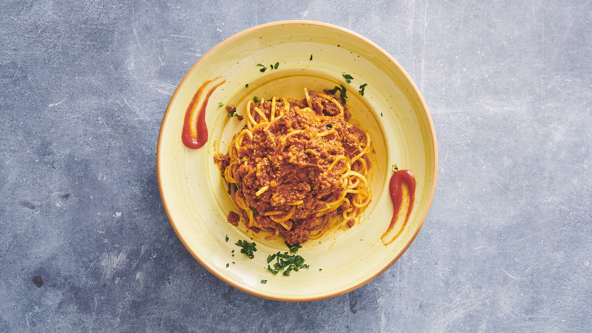 Spaghetti alla Bolognese Pizza fra Esmeralda Pizza & Restaurant på Amager