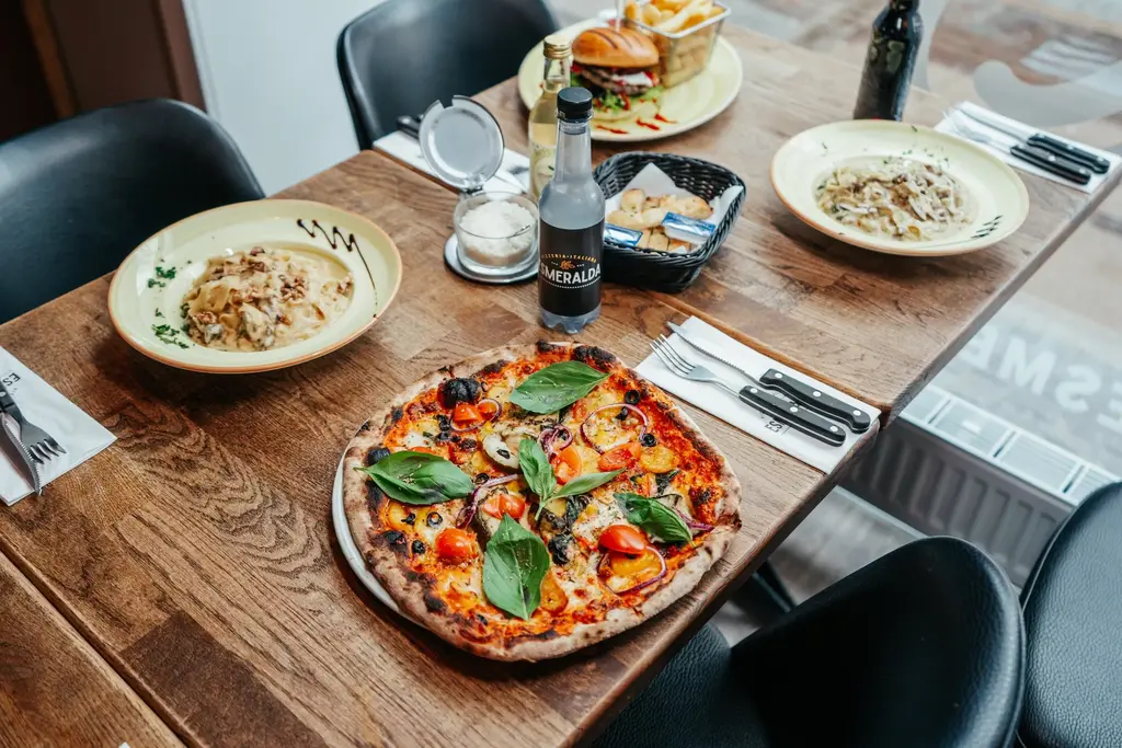 Book bord hos Esmeralda Pizza & Restaurant på Amager